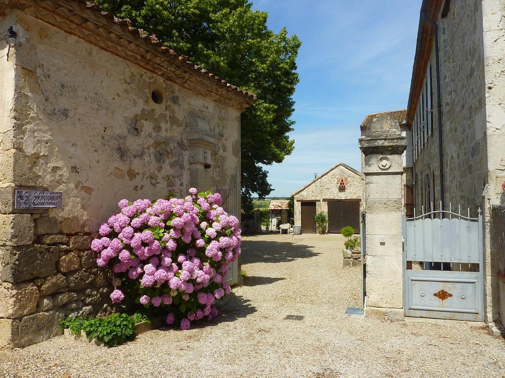 Lusignan-Petit Au Bonheur D'Alphonse Bed & Breakfast エクステリア 写真
